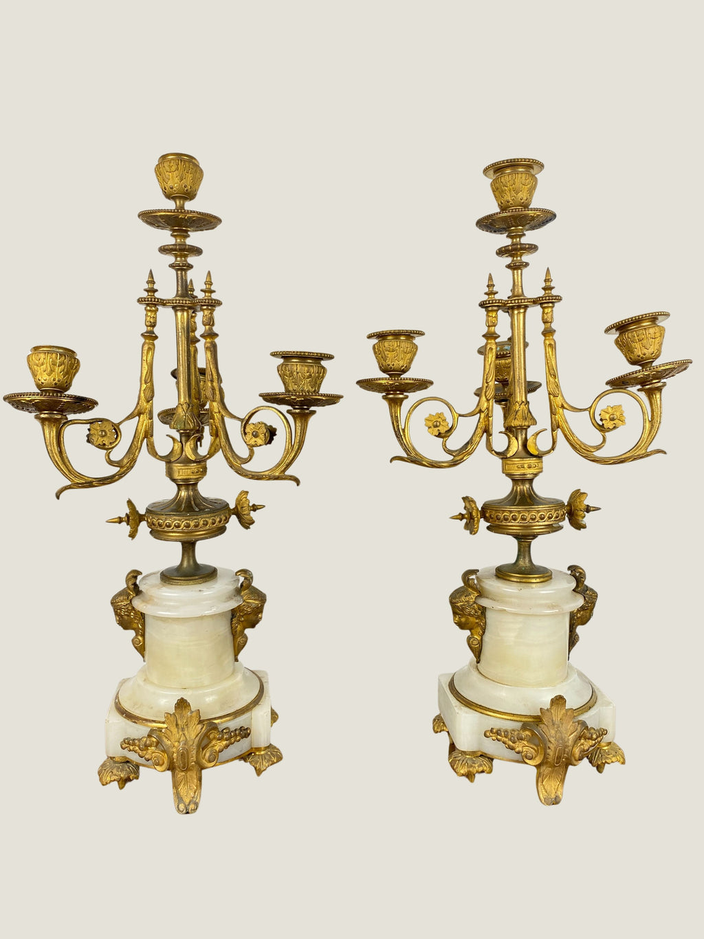PAIRE DE CANDELABRES EN BRONZE DORE ET ALBATRE - XIXEME