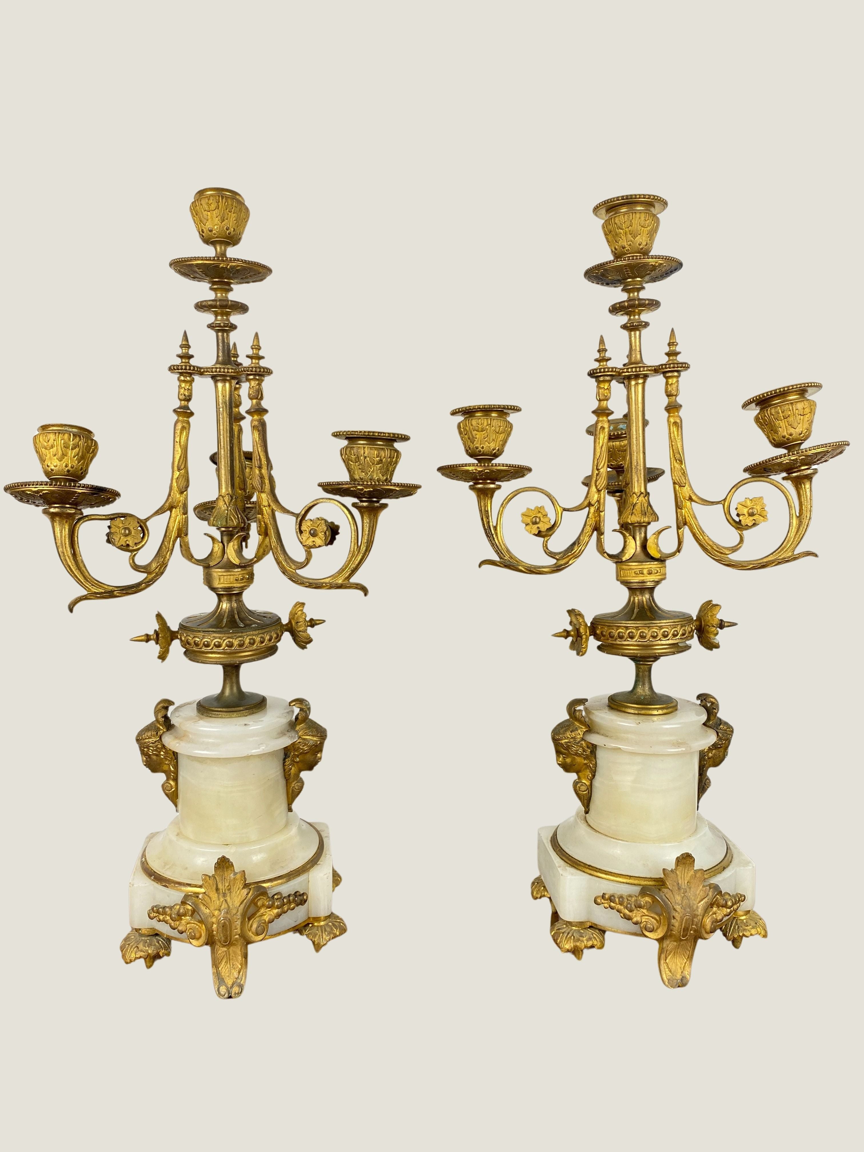 PAIRE DE CANDELABRES EN BRONZE DORE ET ALBATRE - XIXEME