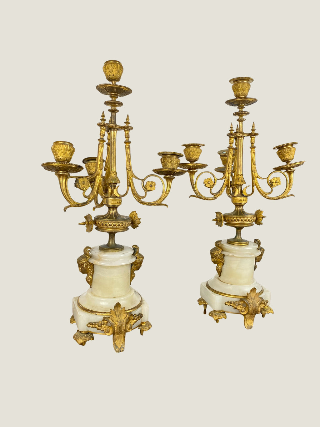 PAIRE DE CANDELABRES EN BRONZE DORE ET ALBATRE - XIXEME